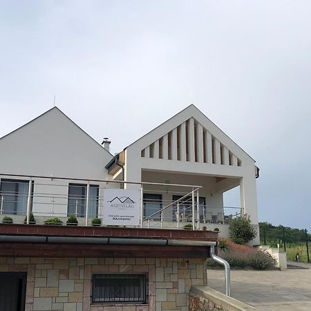Aszuvilag Rezidencia With Sauna & Jacuzzi Legyesbenye Bagian luar foto