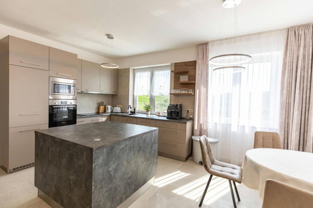 Aszuvilag Rezidencia With Sauna & Jacuzzi Legyesbenye Bagian luar foto