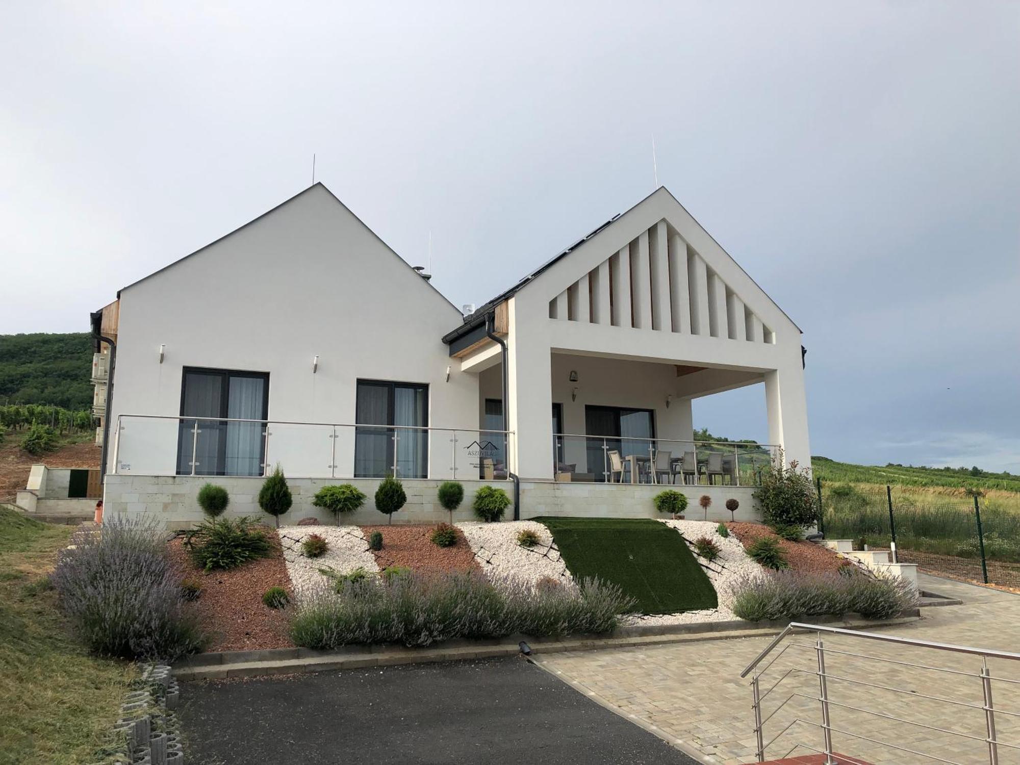 Aszuvilag Rezidencia With Sauna & Jacuzzi Legyesbenye Bagian luar foto